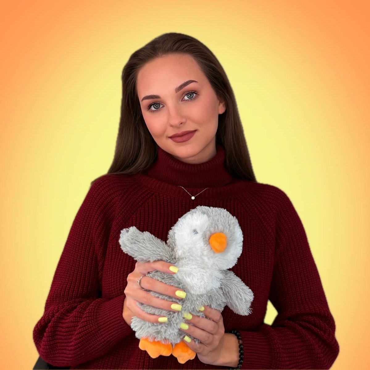 Логопед Ирина с мягкой игрушкой
